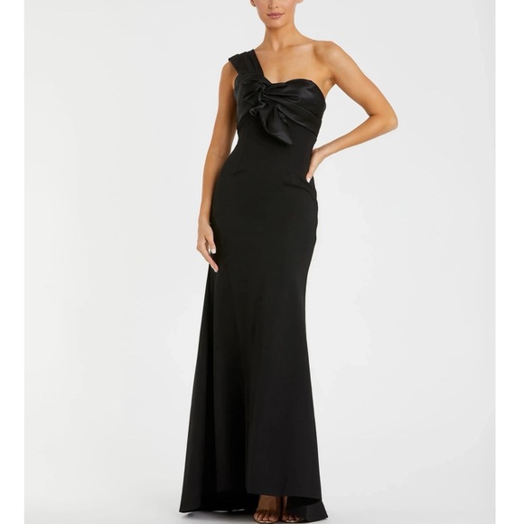 MAC DUGGALBlack One Shoulder Draped Trumpet Gown